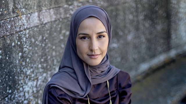 Τι φέρνει μια Βρετανή παλαιστινιακής καταγωγής στην Καβάλα; Η σχεδιάστρια κοσμημάτων που επέλεξε τη χώρα μας για να ζήσει