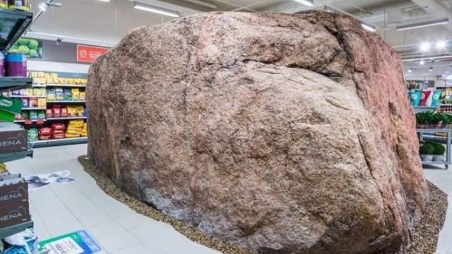 Εσθονία: Σούπερ μάρκετ «χτίστηκε» γύρω από έναν παγετωνικό βράχο 10.000 ετών