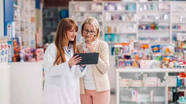 Πρεμιέρα σήμερα για τα ακριβά φάρμακα από τα φαρμακεία της γειτονιάς – Τι πρέπει να γνωρίζουμε
