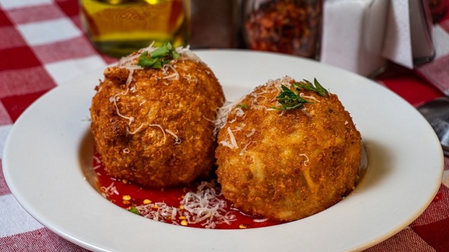 Σικελιάνικα arancini: 5 συνταγές με το αγαπημένο street food της Ιταλίας και η ιστορία του
