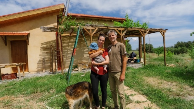 Έχτισαν το σπίτι των ονείρων με τα χέρια τους, σε χωριό της βόρειας Ελλάδας, και πλέον δεν πληρώνουν λογαριασμούς