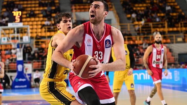 Άσχημα τα νέα για τον Μιλουτίνοφ: Κάταγμα στον αντίχειρα ο Σέρβος σέντερ, χάνει τον τελικό του Κυπέλλου 