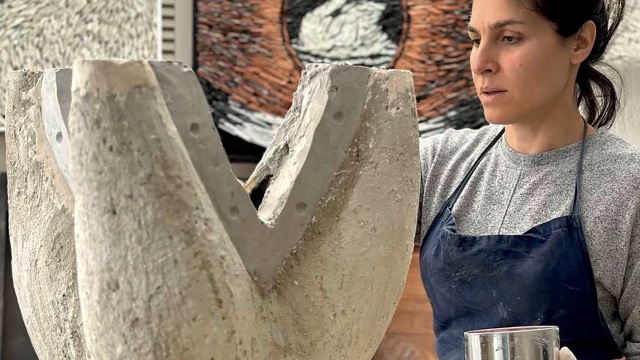 Εύα Παπαδοπούλου: «Το μάρμαρο “μαλακώνει” όταν παύει να γίνεται αντιληπτό ως ύλη και μετατρέπεται σε γλώσσα»
