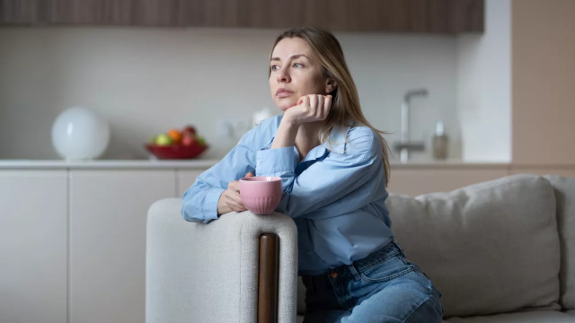 Η μοναξιά καραδοκεί σε όσους βλέπουν τον κόσμο μέσα από ένα αρνητικό φίλτρο
