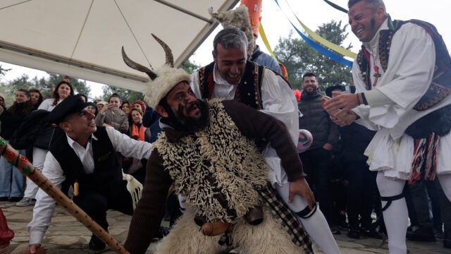 Μπουρανί: Το διονυσιακό καρναβάλι του Τυρνάβου μέσα από 20 φωτογραφίες