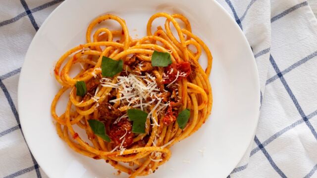 Γεύσεις που θυμόμαστε πάντα: λεμονάτο με πατάτες τηγανιτές, πίτσα ταψιού και σπαγγέτι αματριτσιάνα