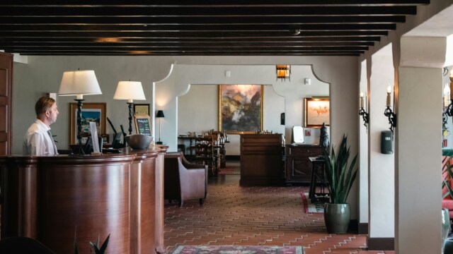 
Γιατί οι απόφοιτοι δυσκολεύονται να βρουν εργασία στη Φιλοξενία