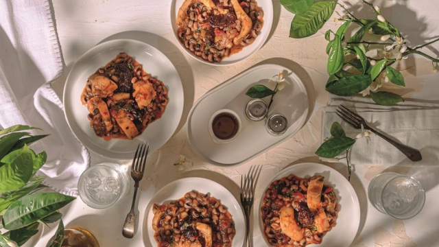 Το μενού της Καθαράς Δευτέρας: Σουπιές κοκκινιστές με μαυρομάτικα και λιαστές ντομάτες