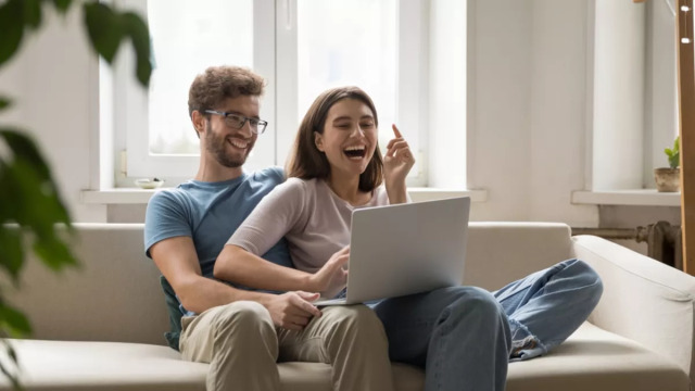 Οι κοινές αναμνήσεις «ζωντανεύουν» τη σχέση – Τι κερδίζουν τα ζευγάρια που αναπολούν μαζί
