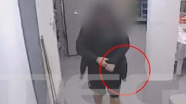 Ο Βούλγαρος δολοφόνος κάνει βόλτες μαζί με τον αρχιφύλακα λίγο πριν σκοτώσει τον ισοβίτη στις φυλακές Δομοκού: Δείτε βίντεο ντοκουμέντο 