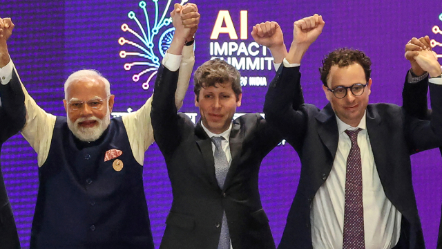 Η viral αμήχανη στιγμή μεταξύ του Σαμ Άλτμαν της OpenAI και ανταγωνιστή του στην Ινδία: Γιατί απέφυγαν να κρατηθούν χέρι-χέρι