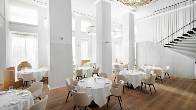 H εμπειρία στο Milos Athens: Κλασικό, λιτό και απαράμιλλο
