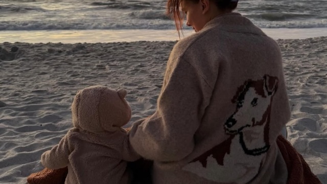 Millie Bobby Brown: Το μήνυμά της για τα 22α γενέθλιά της και η σπάνια φωτογραφία με την κόρη της
