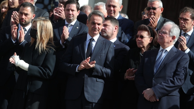 «Όταν κυβερνούν ανίκανοι, ένοχοι είναι οι ικανοί»: Το χειρόγραφο μήνυμα της Αρβελέρ στον Μητσοτάκη το 2015 με το οποίο τον προέτρεπε να αναλάβει την ηγεσία της ΝΔ