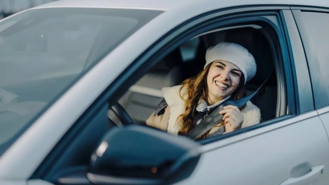 Γιατί είναι επικίνδυνο να φοράς χειμερινό μπουφάν στην οδήγηση
