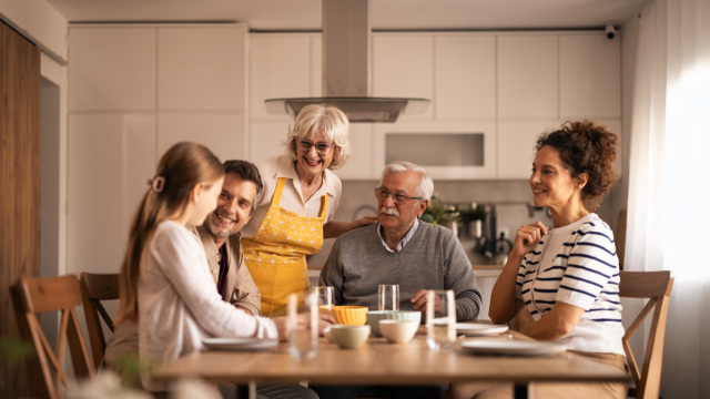 Η Μεγάλη Μεταβίβαση: Οι γονείς δεν περιμένουν πια τη διαθήκη, κληροδοτούν στα παιδιά τους νωρίτερα