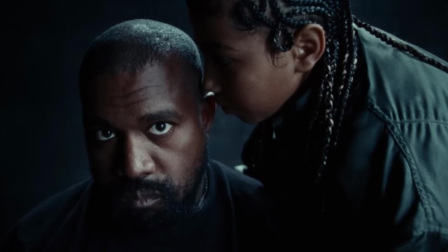 «Τη βάζει στο προσκήνιο για να δείχνει ξανά ανθρώπινος»: Αντιδράσεις για την εμφάνιση του Κάνιε Γουέστ με τη 12χρονη κόρη του