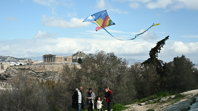 Με σύμμαχο τον καιρό οι αποκριάτικες παρελάσεις και τα Κούλουμα: «Ήρθε η ώρα να ξεμουλιάσουμε» λέει ο Κολυδάς