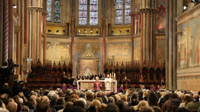 Ιταλία: Σε δημόσιο προσκύνημα τέθηκε για πρώτη φορά το σκήνωμα του Αγίου Φραγκίσκου της Ασίζης, δείτε φωτογραφίες