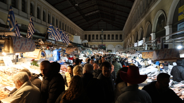 Οι Αθηναίοι ψωνίζουν βράδυ, ανοιχτή και γεμάτη κόσμο η Βαρβάκειος, δείτε βίντεο