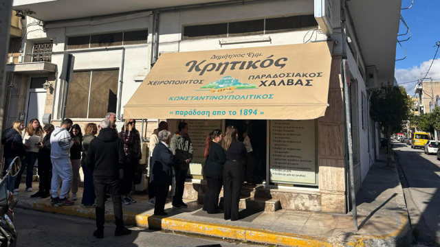 Μεγάλες ουρές για παραδοσιακό χαλβά στη Παλαιά Κοκκινιά, δείτε βίντεο και φωτογραφίες