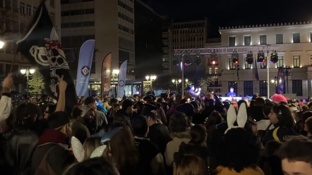 Χορός και κέφι στην πλατεία Κοτζιά για τις Απόκριες, δείτε βίντεο