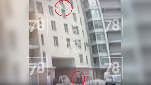 Άνδρας έσωσε παιδί που έπεφτε από τον 7ο όροφο πολυκατοικίας στην Αγία Πετρούπολη, δείτε βίντεο 