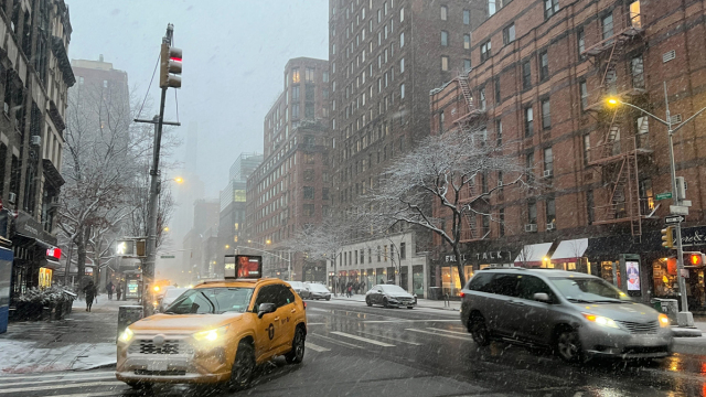 Λευκός «εφιάλτης» στη Νέα Υόρκη και προειδοποιήσεις για χιονοθύελλα: Ακυρώσεις πτήσεων και συστάσεις για περιορισμό των μετακινήσεων, δείτε βίντεο