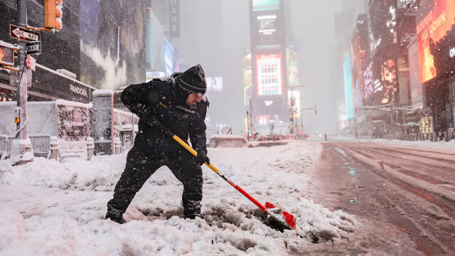 Σε κατάσταση έκτακτης ανάγκης η Νέα Υόρκη που «θάβεται» κάτω από το χιόνι, δείτε βίντεο 
