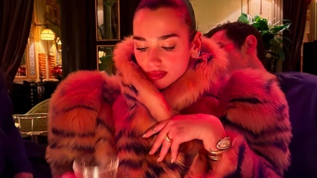 Η Dua Lipa σε βραδινή έξοδο στο Παρίσι φορώντας μια από τις μεγαλύτερες τάσεις της χρονιάς 