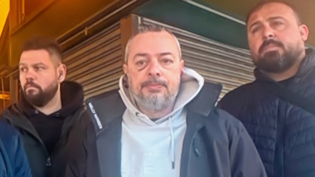 Ελεύθεροι με περιοριστικούς όρους οι Ρομά που κατηγορούνται για τον ξυλοδαρμό περιπτερά στη Γαστούνη