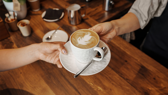 Το αμφιλεγόμενο τεστ του καφέ: Η απλή κίνηση που αποκαλύπτει την αξία ενός υποψηφίου