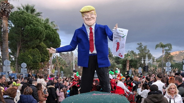 Ναύπλιο: Έκαψαν ομοίωμα του Τραμπ στο καρναβάλι