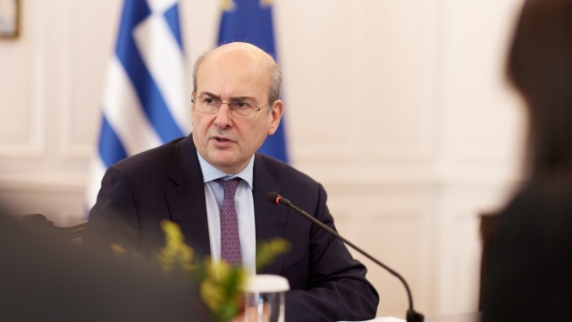 Ο οδικός χάρτης του 2026 με μειώσεις φόρων, αύξηση κατώτατου μισθού και μεγάλα έργα - «Βάζουμε τον πήχη ψηλά», λέει ο Χατζηδάκης