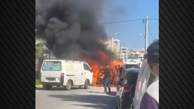 Άφησε το αμάξι του για να πάει στη λαϊκή στον Άλιμο και έπιασε φωτιά, δείτε βίντεο