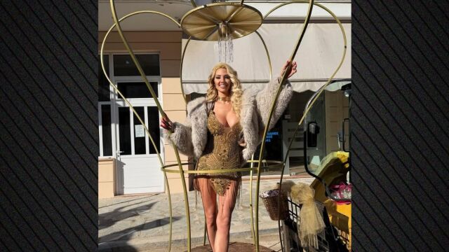 Η Σάσα Μπάστα έγινε βασίλισσα του καρναβαλιού στον Δομοκό με ολόχρυσο μίνι φόρεμα: «Το στέμμα δεν ήταν αξεσουάρ αλλά υπενθύμιση»
