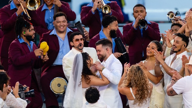 Το ζευγάρι που παντρεύτηκε στο show του Bad Bunny στο Super Bowl είχε γνωριστεί στα επείγοντα ενός νοσοκομείου
