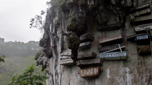 Πώς με τη βοήθεια του DNA λύθηκε το 2.000 ετών μυστήριο με τα κρεμαστά φέρετρα στην Ασία