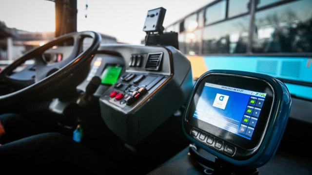 Σε διαθεσιμότητα οδηγός λεωφορείου στην Αθήνας που έτρωγε στο τιμόνι, δείτε βίντεο
