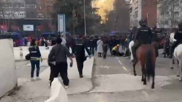 Συμπλοκές οπαδών της Μπενφίκα  με την ισπανική αστυνομία έξω από το Μπερναμπέου, βίντεο 