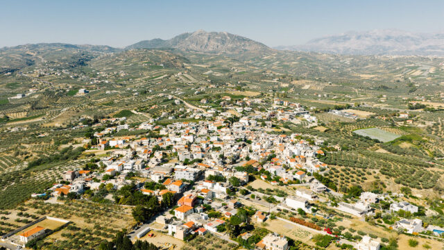 Μια διαδρομή στην ενδοχώρα του Ηρακλείου: Αρχαίοι μύθοι, αμπέλια και μινωικά μνημεία

