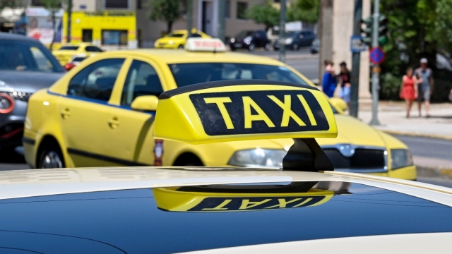 Συνελήφθη 59χρονος οδηγός ταξί στην Αθήνα: Είχε ρυθμίσει το ταξίμετρο να χρεώνει διπλή ταρίφα ενώ ήταν μεσημέρι, το είχε κάνει σε 56 κούρσες