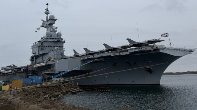 Ρωσικό drone «κλείδωσε» το γαλλικό αεροπλανοφόρο Charles de Gaulle σε λιμάνι της Σουηδίας