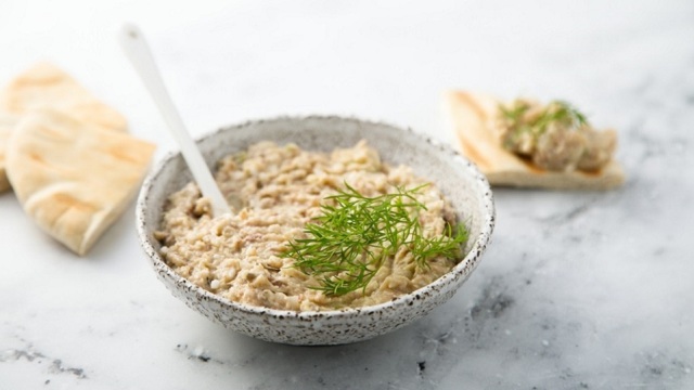 Ρεγγοσαλάτα όπως στα παλιά ουζερί: Πώς φτιάχνουμε τον μερακλίδικο μεζέ με καπνιστή ρέγγα