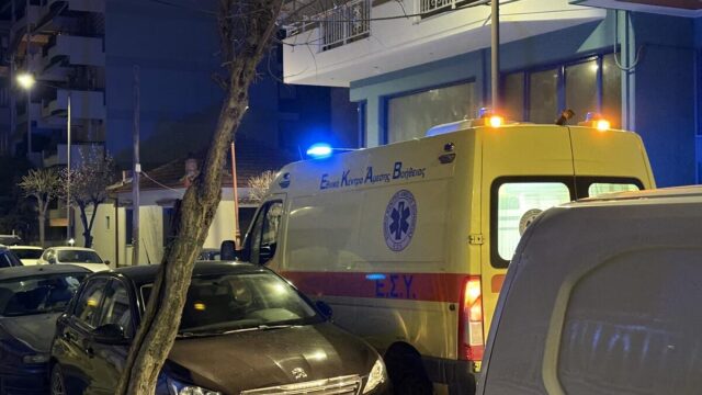 Μικρό παιδί στην Λάρισα χτύπησε το κεφάλι στο μπάνιο, μεταφέρεται στο νοσοκομείο 
