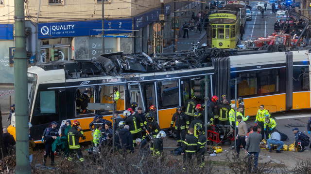 Σε λιποθυμία του οδηγού φέρεται να οφείλεται ο εκτροχιασμός του τραμ στο Μιλάνο, με δύο νεκρούς και σαράντα τραυματίες: Βίντεο και φωτογραφίες