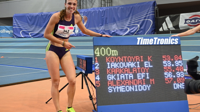 Πανελλήνιο πρωτάθλημα κλειστού στίβου: Η Ελένη Ιακωβάκη κατέρριψε πανελλήνιο ρεκόρ στα 400μ το οποίο κρατούσε 36 χρόνια, βίντεο 
