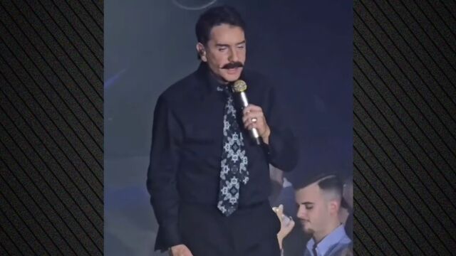 Ο Γιώργος Μαζωνάκης εμφανίστηκε με μουστάκι στη σκηνή, δείτε βίντεο