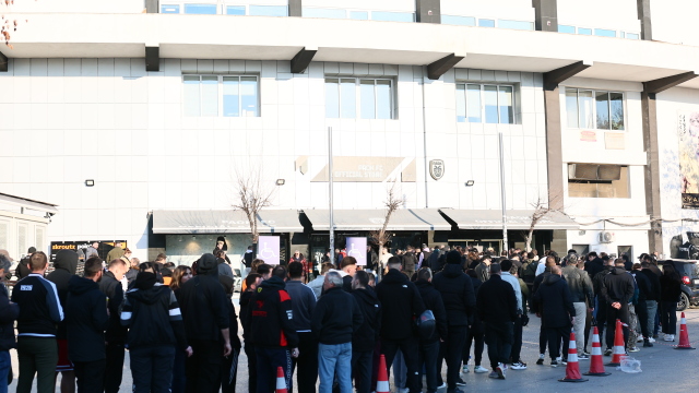 ΠΑΟΚ: Ουρές στην Τούμπα για την φανέλα των 100 χρόνων, φωτογραφίες 