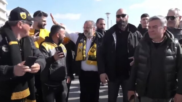 Αποθεώθηκε ο Μάριος Ηλιόπουλος στην παραλία του Βόλου από τους οπαδούς της ΑΕΚ, βίντεο